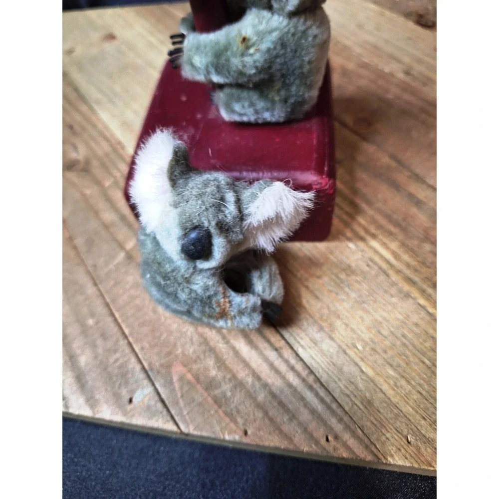 Vintage Koala Bear Souvenir Photo Clip Stand Red Wood Base 4 Fuzzy Koalas